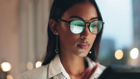 tableta, reflejo y mujer en el trabajo con gafas