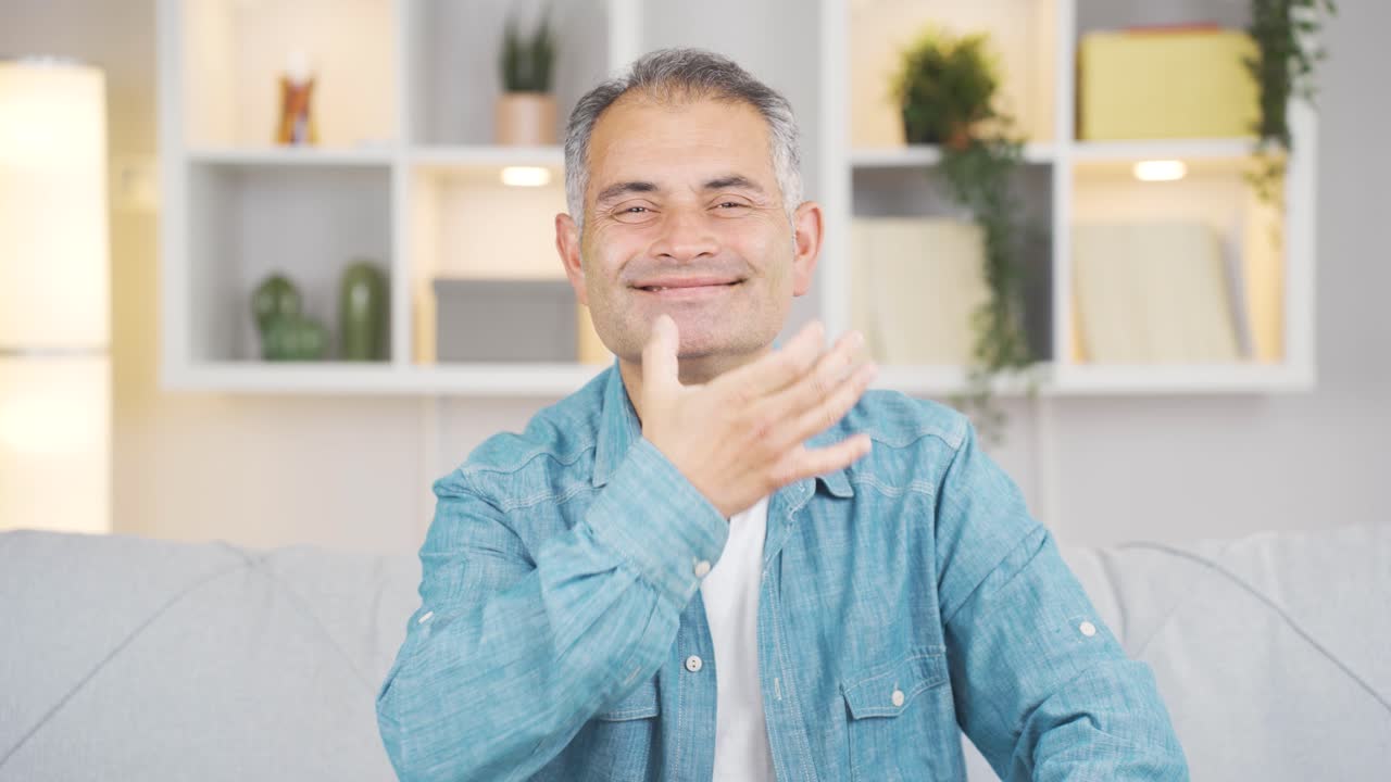 hombre haciendo un gesto positivo a la cámara.