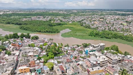 Luftschwenkaufnahme-Der-Nachbarschaft-In-Santo-Domingo-In-Der-Nähe-Des-Flusses-Rio-Ozama-Während-Eines-Sonnigen-Tages-In-Der-Dominikanischen-Republik