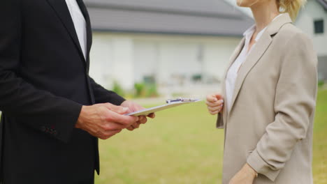 el agente de bienes raíces estrecha la mano con el cliente.