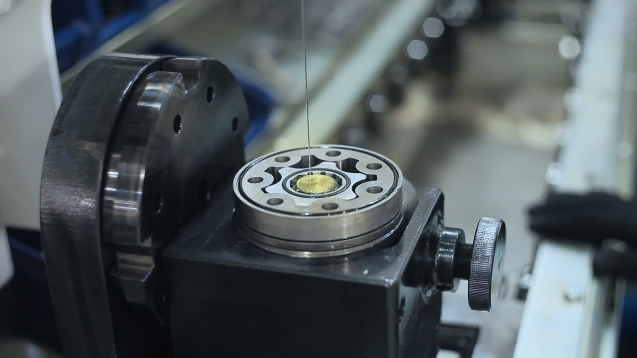 산업 단위에 지방을 부어주는 노동자. 철 부품을 윤활하는 노동자.