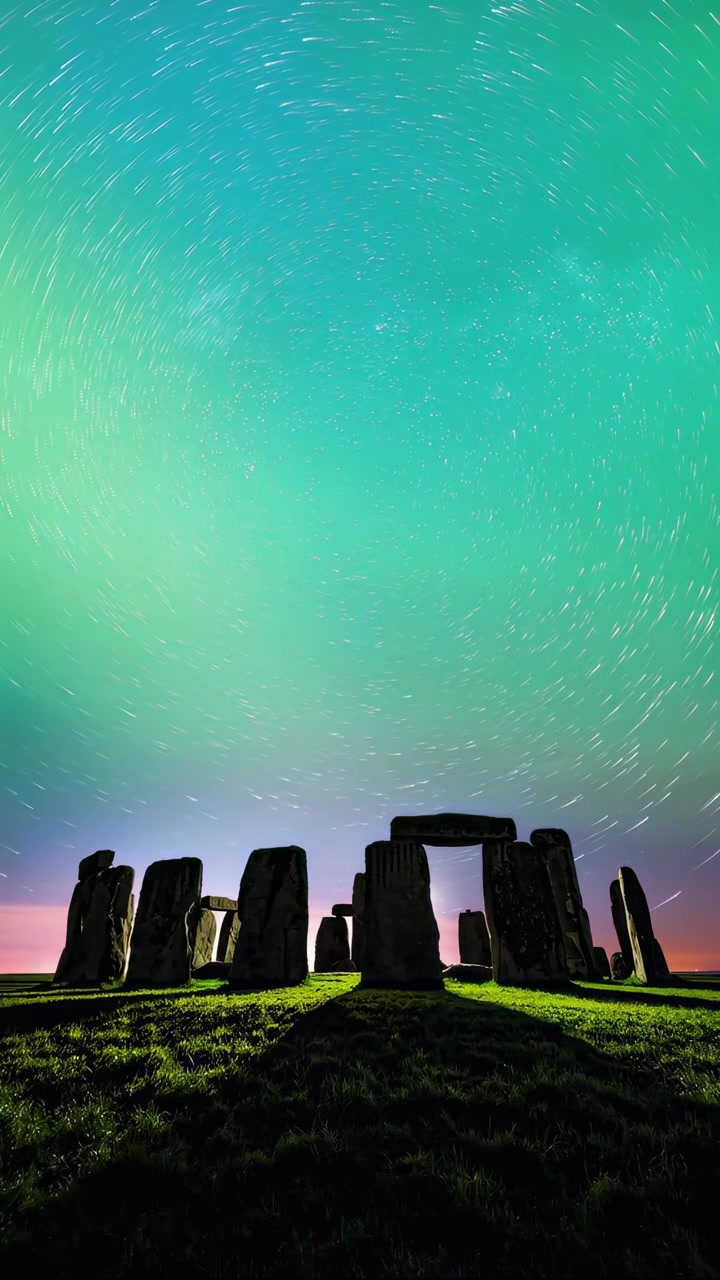 Time lapse di scie stellari su Stonehenge con cielo vibrante