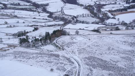 North-York-Moors-Winterlandschaft-Luftdrohne-Enthüllt-Von-Der-Nähe-Von-Castleton-In-Richtung-Westerdale---Winter-Kalt-Und-Schneebedeckt