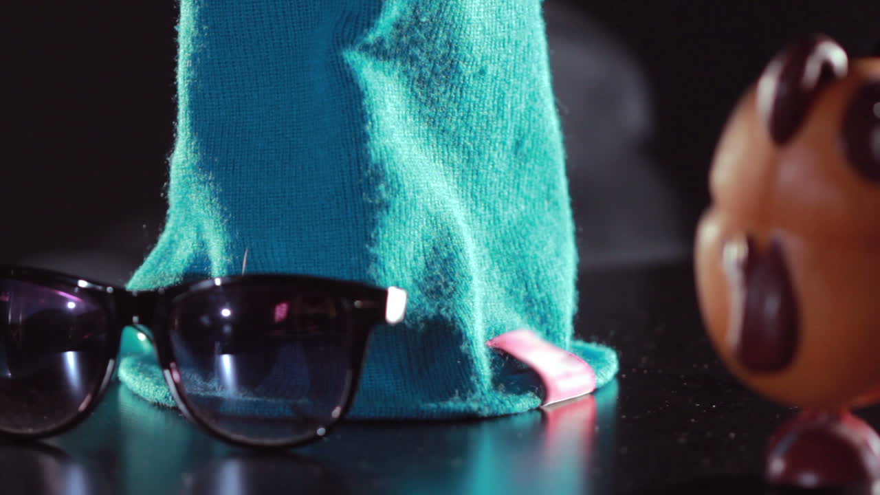 moda de invierno. gorro de punto y gafas de sol. gorro de punto de lana azul