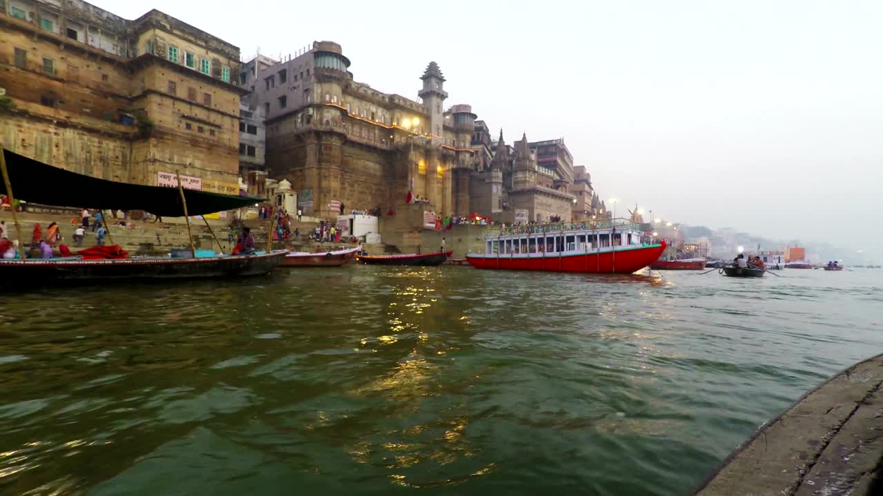los ghats de varanasi, el festival de diwali, el río ganges y los barcos, uttar pradesh, india, en tiempo real
