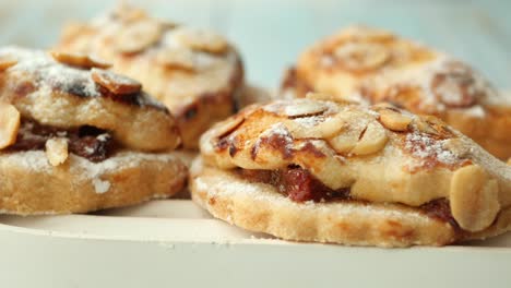 un primer plano de las deliciosas galletas de almendra.