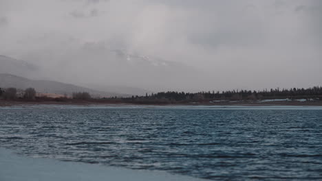 Twin-Lakes,-Colorado,-Schneebedeckt-Mit-Atemberaubender-Aussicht-Auf-Die-Berge-Und-Einem-Bewölkten-Himmel