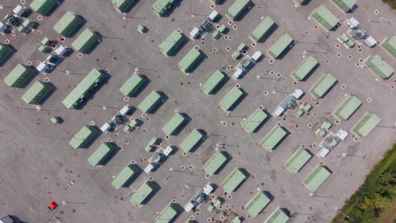Aerial view modern battery energy storage facility in Italy, offering commercial visuals for energy technology, grid infrastructure, sustainability and industrial development.