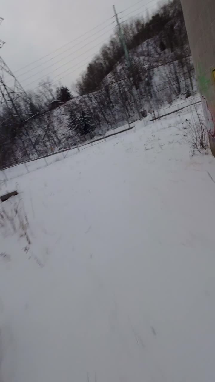 Corsa FPV verticale ad alta velocità attraverso i livelli interni oscuri di un complesso industriale abbandonato, fabbrica Belgo Shawinigan Montreal Canada