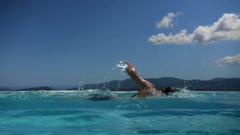 Hombre-Nadando-En-La-Piscina-Durante-El-Caluroso-Verano