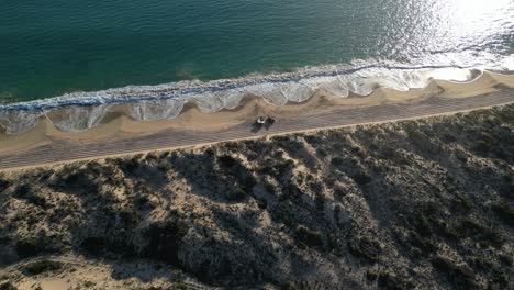 Zwei-Fahrzeuge-Am-Sandstrand-Von-Preston,-Familientag-Bei-Sonnenuntergang,-Westaustralien