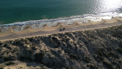 dos vehículos en preston sandy beach, día de la familia en la hora del atardecer, australia occidental