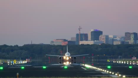 aterrizaje de un avión en un aeropuerto de la ciudad