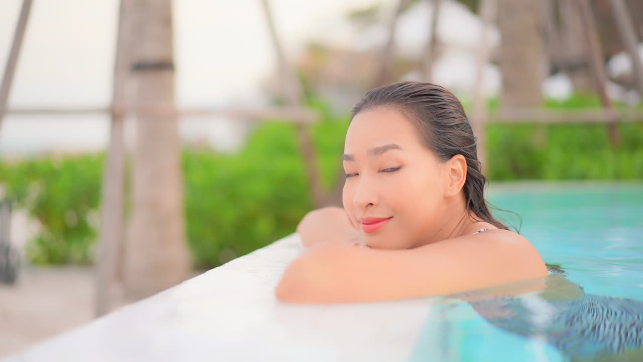 게으른 여름날 수영장 가장자리에 있는 아름다운 이국적인 여성의 프로필, 카메라, 풀 프레임 슬로우 모션