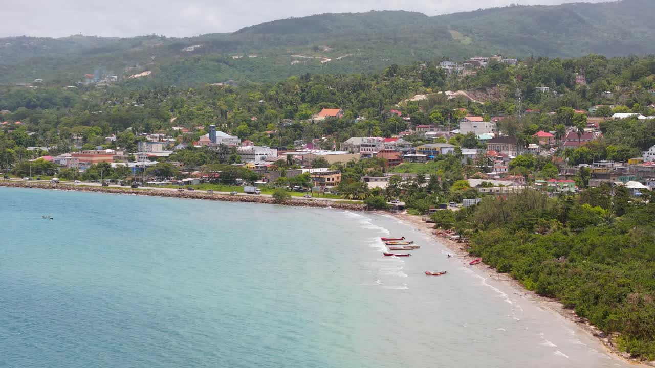 Vista fronte oceano della città di St Anns Bay