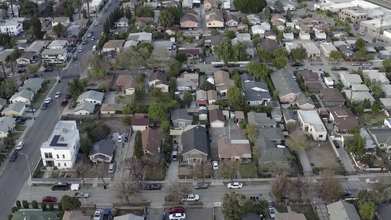 vista aérea ascendente sobre los tejados de los vecindarios del distrito residencial suburbano de los ángeles