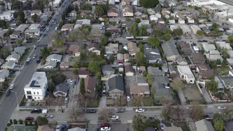 Vista-Aérea-Ascendente-Sobre-Los-Tejados-De-Los-Vecindarios-Del-Distrito-Residencial-Suburbano-De-Los-Ángeles