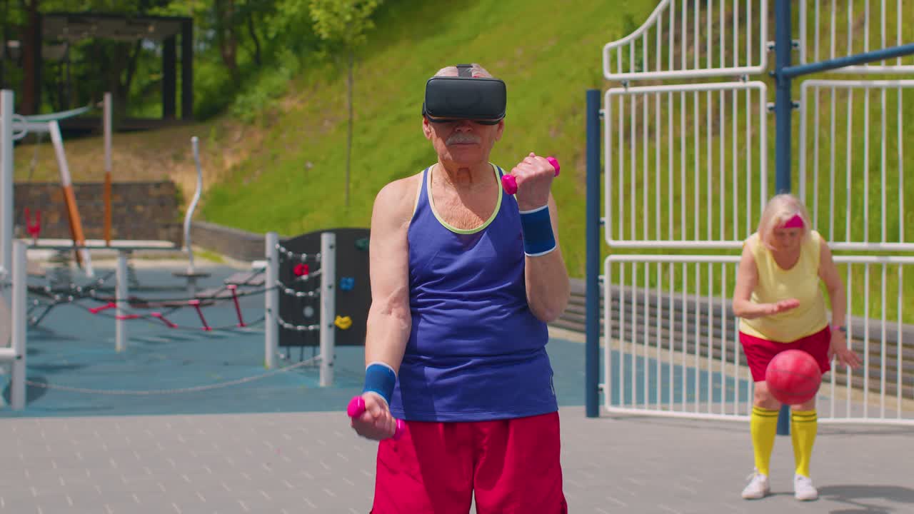 hombre mayor abuelo en auriculares vr hacer entrenamiento deportivo levantamiento de pesas ejercicios de cardio con pesas