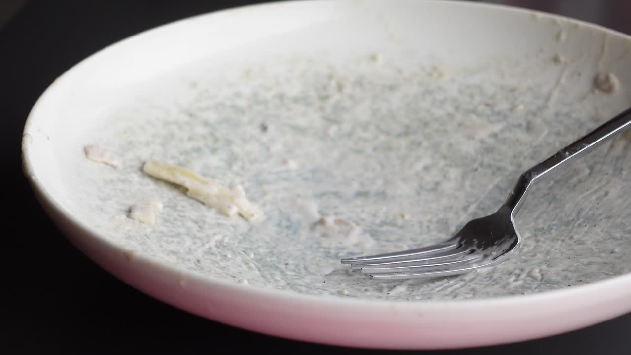 plato vacío con tenedor