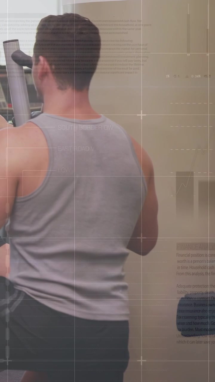 Vídeo vertical: Homem ajustando a pegada, puxando a alavanca da máquina, sobreposição animada de músculos para fitness.