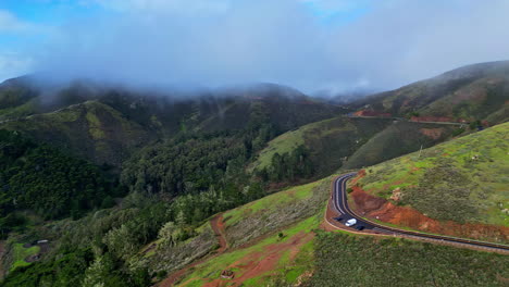 tomada de aviones no tripulados de coches estacionados en un punto de vista en el lado de la carretera panorámica de california