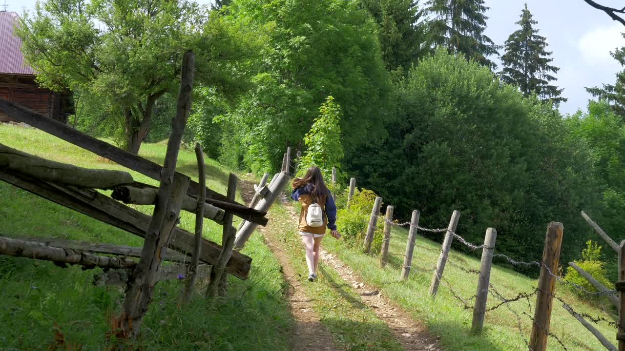 산 4k를 통해 하이킹하는 여자