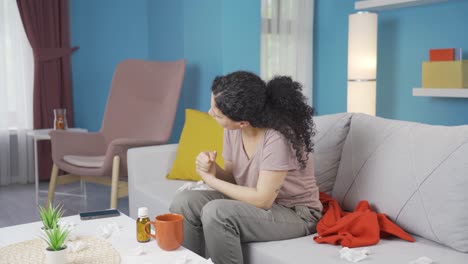 mujer joven con dolor en la muñeca.