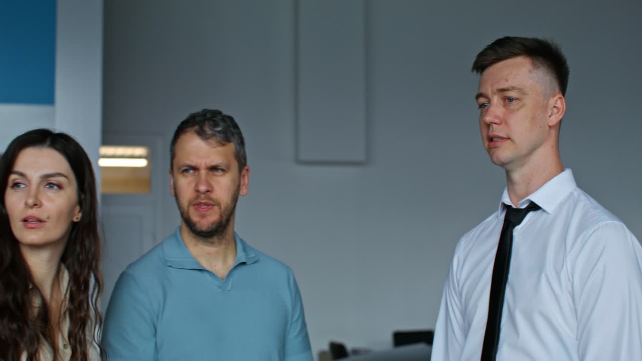 discusión familiar sobre la compra de automóviles