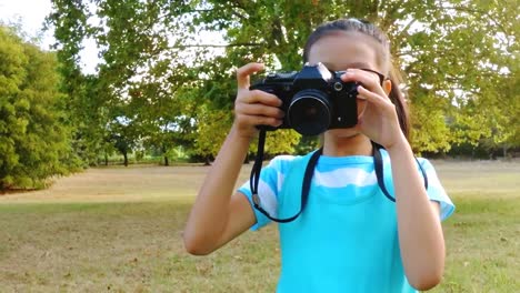 Chica-Haciendo-Clic-En-Una-Fotografía-De-La-Cámara