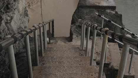 pan up shot de las escaleras que bajan a la playa de taga, isla de tinian