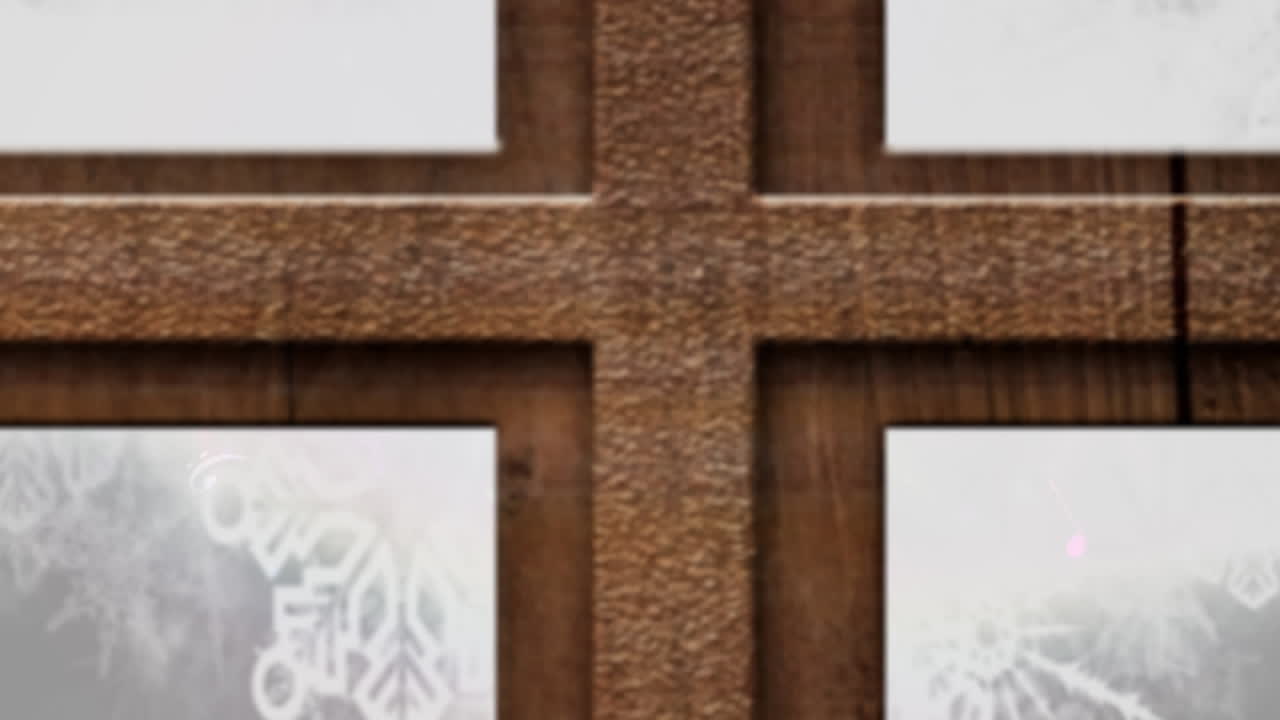 크리스마스 트리와 나무 창문 프레임 은 검은색 배경 에 있는 다채로운 빛 의 반점 을 배경 으로 하고 있다