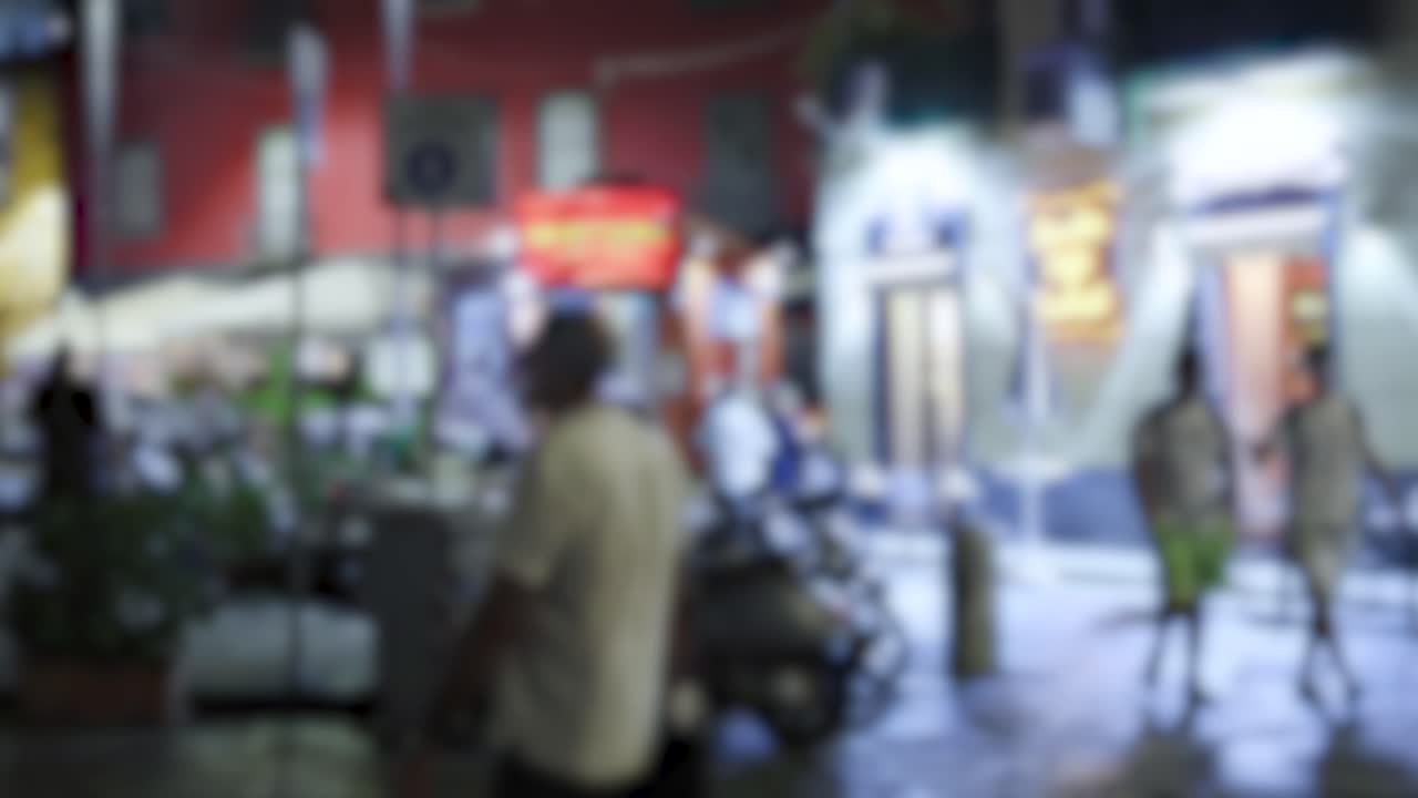 calle borrosa de la ciudad de la noche