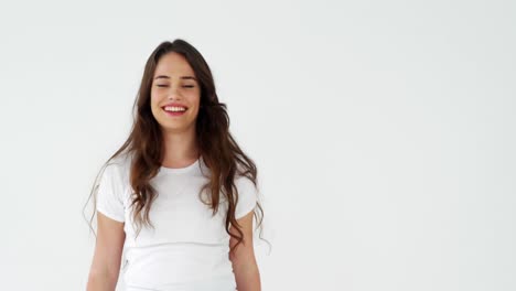 hermosa mujer saltando sobre un fondo blanco
