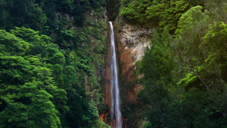 Filmische-Luftdrohnenaufnahme-Des-Natürlichen-Wasserfalls-Ribeira-Quente-In-Sao-Miguel-Auf-Den-Azoren-–-Portugal