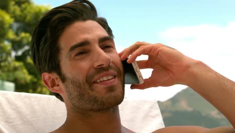 hombre guapo recibiendo una llamada telefónica