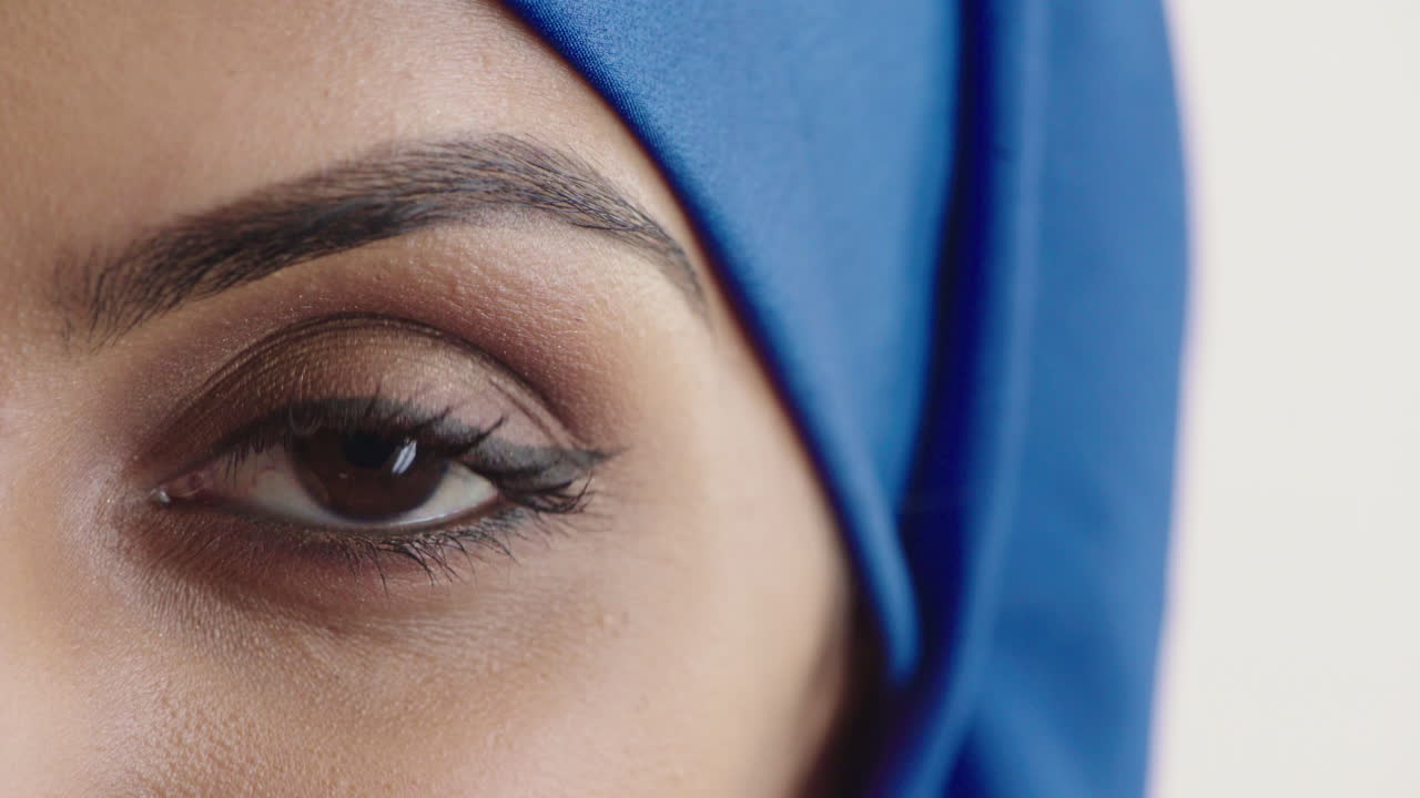 cerca hermoso ojo de mujer mirando a la cámara parpadeando mujer musulmana con hijab