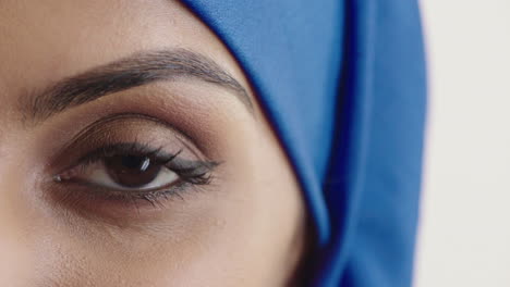 Cerrar-El-Ojo-De-Una-Mujer-Hermosa-Mirando-La-Cámara-Parpadeando-Una-Mujer-Musulmana-Usando-Hijab