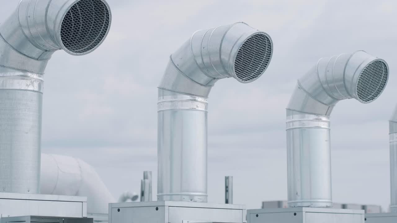 el sistema de aire acondicionado y ventilación de una gran instalación industrial se encuentra en el techo. incluye un aire acondicionado, escape de humo y ventilación.