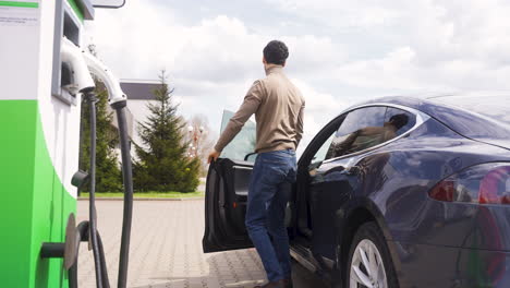 Mann-Steigt-Aus-Einem-Elektroauto-Aus