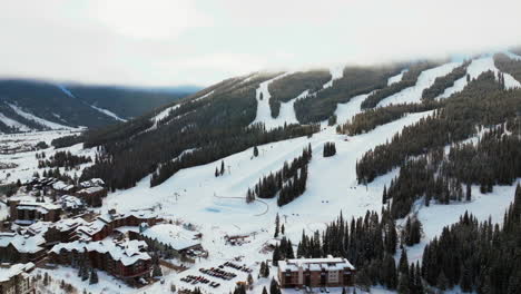 Sonnig-Neblig-Wolkenschicht-Winter-Schneebedeckt-Früher-Morgen-Sonnenaufgang-Luftdrohne-Copper-Mountain-Colorado-Skigebiet-I70-Eagle-Flyer-Lift-Center-Dorf-Snowboarden-Halfpipe-Ikon-Epic-Pass-Rückwärts