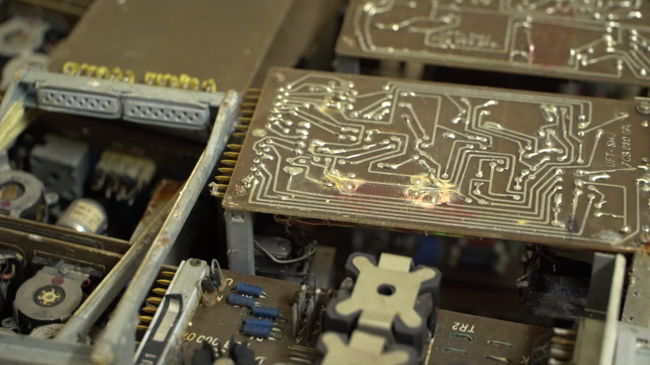 снимок крупным планом старой электрической платы