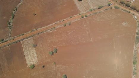 Top-Down-Luft-über-Trockenem-Ackerland-Und-Auf-Unbefestigten-Straßen-Geparkten-Autos