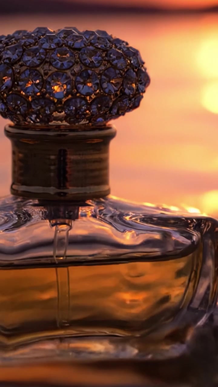 Eleganza Accattivante: Un Primo Piano di una Lussuosa Bottiglia di Profumo che Riflette Sfumature Dorate Contro uno Sfondo Mozzafiato di Tramonto