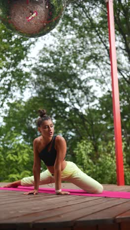mujer haciendo yoga al aire libre