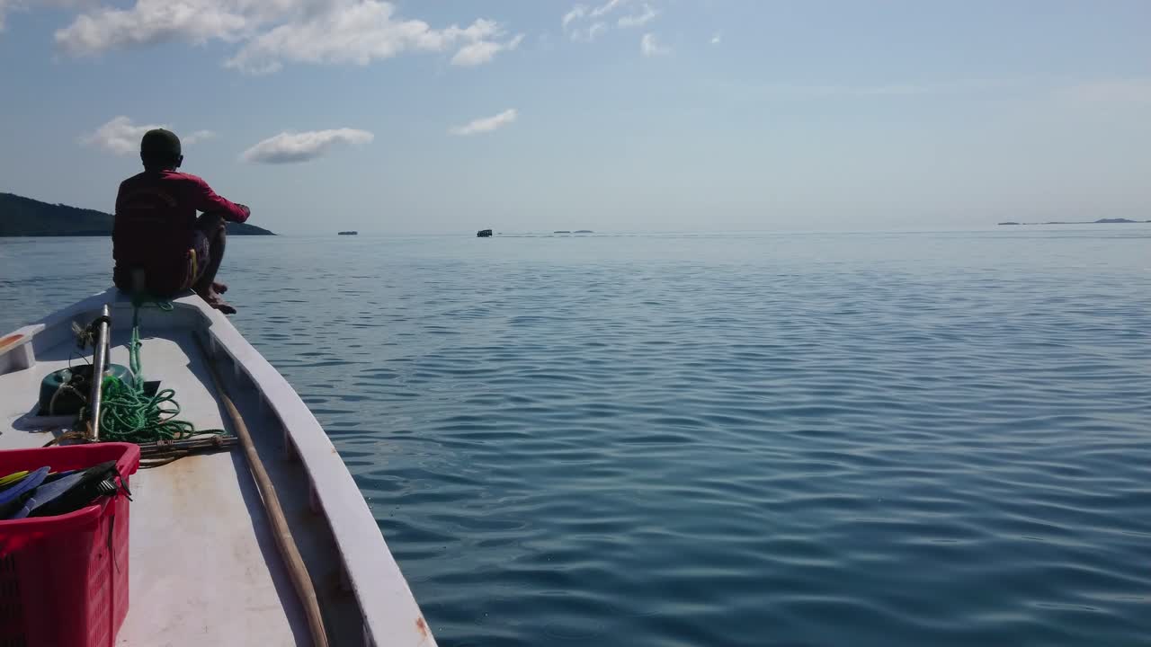 pescador disfrutando de un paseo en barco en un día soleado con un clima tranquilo y despejado