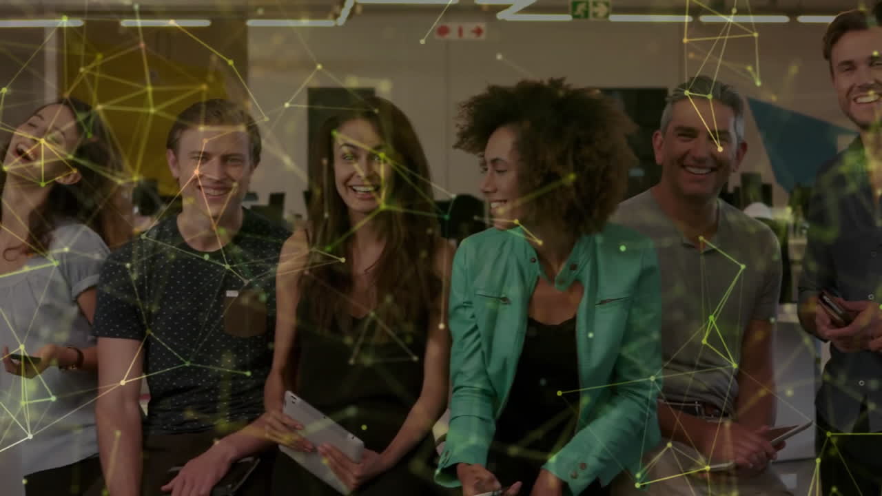 animación de la red de conexiones entre diversas personas de negocios en la oficina