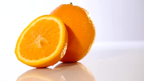 con la mitad de naranja aislada en el fondo blanco