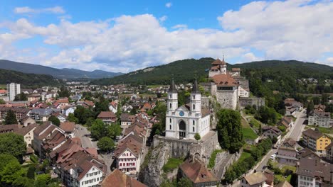 tomada de un avión no tripulado del castillo de aarburg volando hacia atrás en suiza