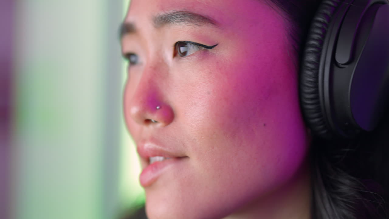 esports, computadora y juegos con una mujer jugando