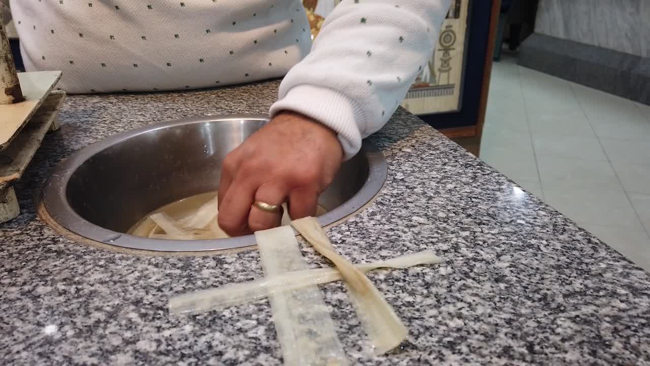 hombre mostrando cómo se hizo el papiro en egipto